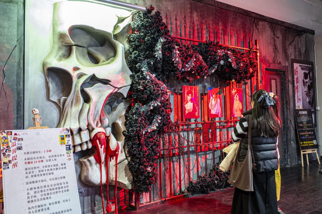 七楼《嗜血博士》剧场门口。环境式小剧场通常会根据各自剧目的主题在剧场门口置景,非常适合打卡拍照。