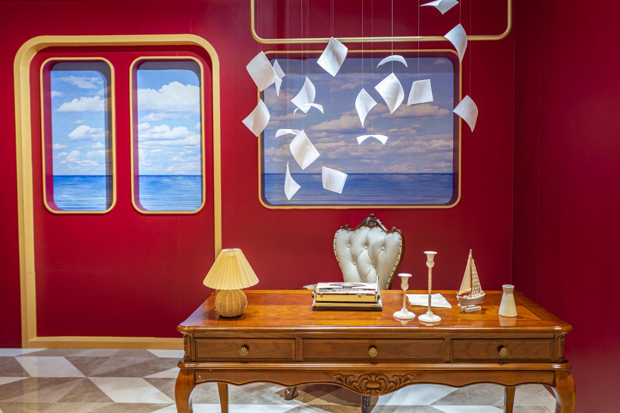 进入十二楼“音乐剧之城”,满满的音乐剧元素扑面而来,更有音乐剧相关主题置景可供观众拍照打卡。