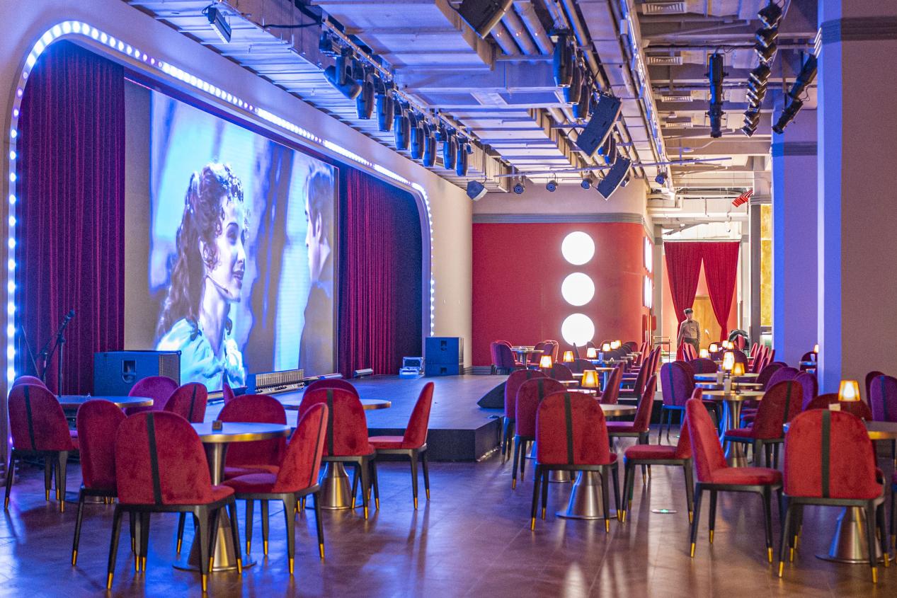 经典餐秀融合视觉、听觉与味觉三重享受,带给观众沉浸式休闲体验,一边边享美食,一边聆听音乐剧经典剧目唱段。