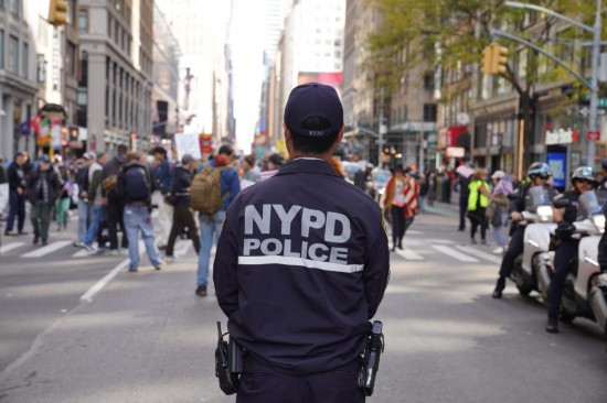 2025年10月18日,在美国纽约,警察在示威游行活动现场执勤。新华社记者张凤国摄