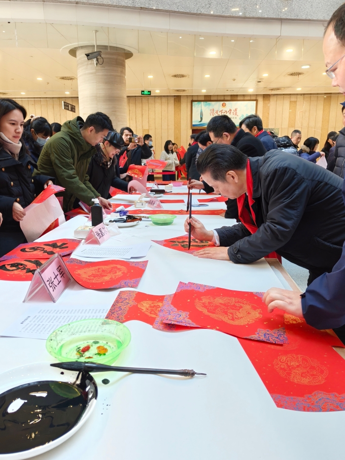 湖北省图现场“送福”。