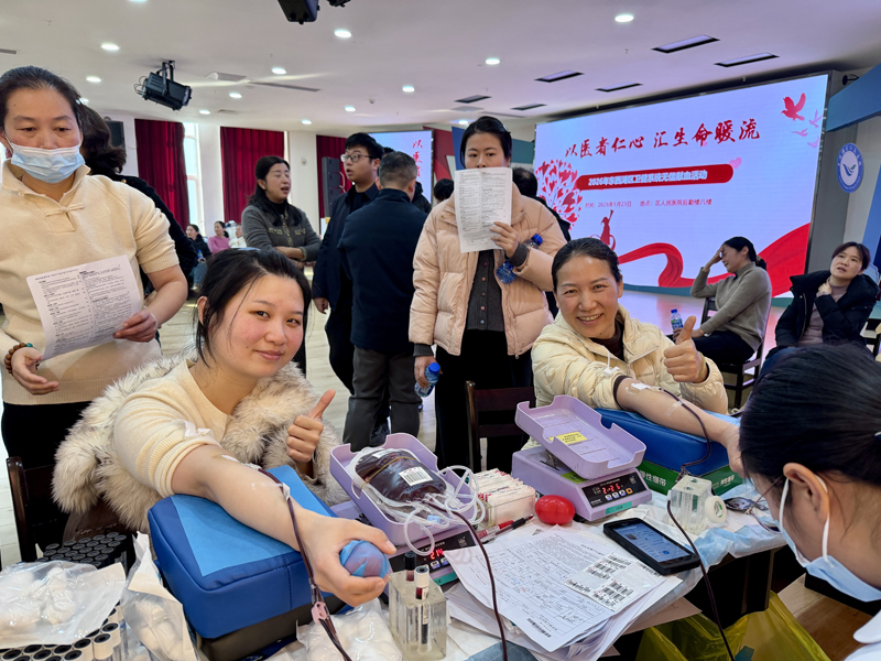 童杨雯(右)与武文珺,两位输血科医务人员一起坐上采血椅。