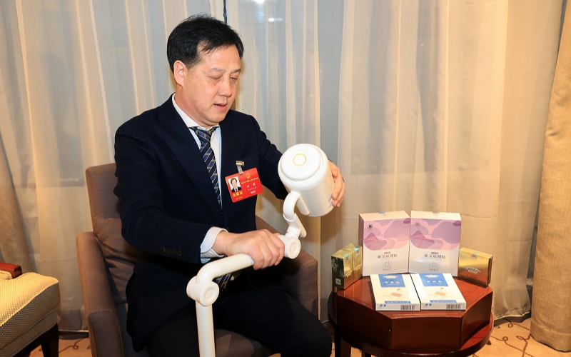 省人大代表、蕲春县蕲艾产业协会会长田群拿着艾草产品。