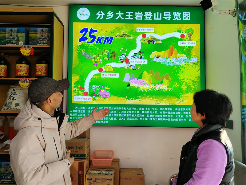 陈启新在店内为游客介绍游览路