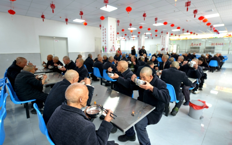 院民一同品尝腊八粥。