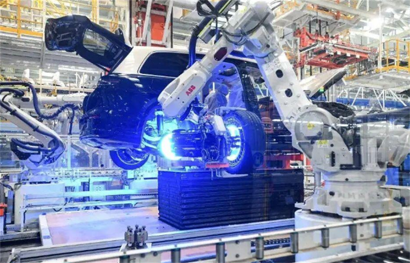岚图工厂里，自动化机械臂正在组装岚图车辆。 史伟摄