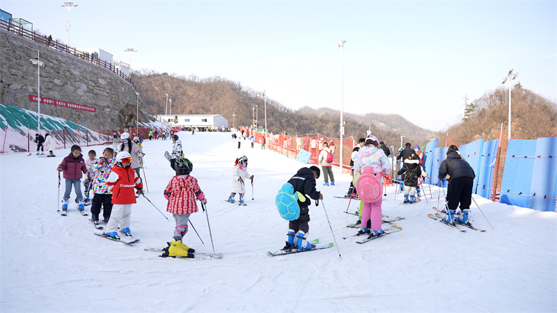 冰雪季来临，武当滑雪场再次客流高峰，冰雪旅游热度持续攀升
