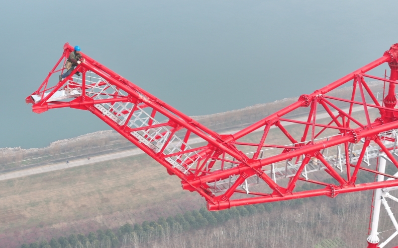 长江畔跨江铁塔施工完成“封顶”。