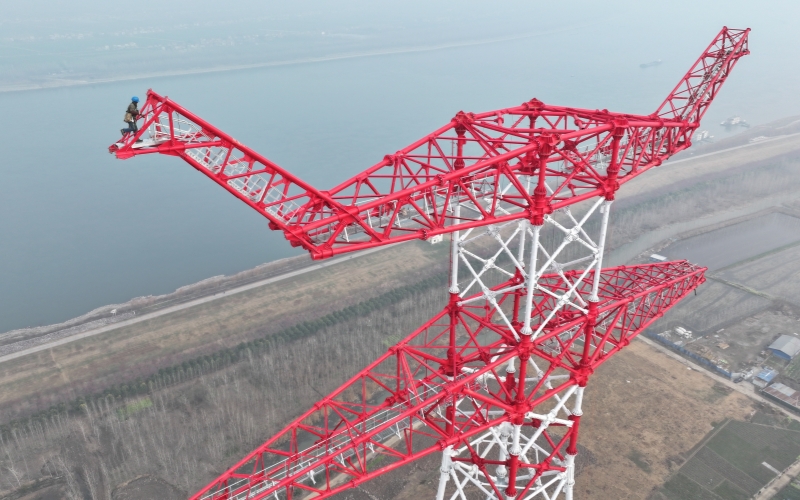 长江畔跨江铁塔施工完成“封顶”。