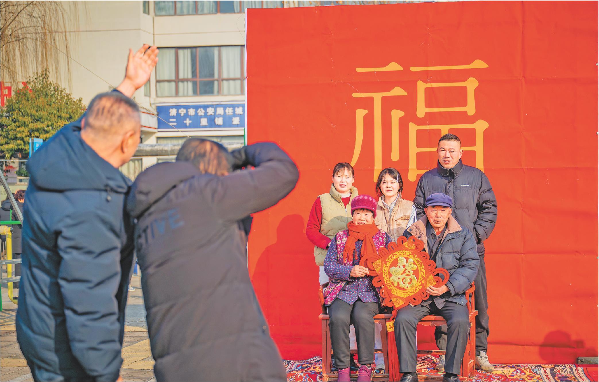 1月24日，“幸福任城·福至万家”全家福拍摄活动，摄影志愿者为村民拍下幸福瞬间。