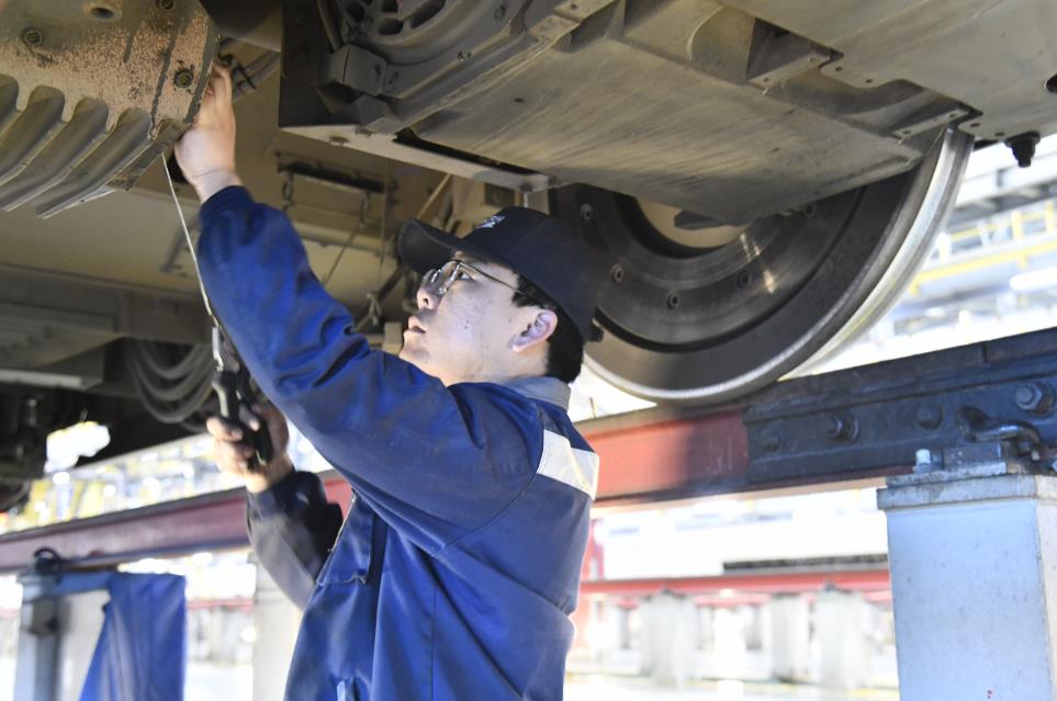 高铁检修用上了“黑科技”。