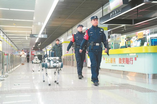   1月31日，在云谷路站，警用机器狗“靓仔”和“虎子”不时以语音提醒旅客注意安全。