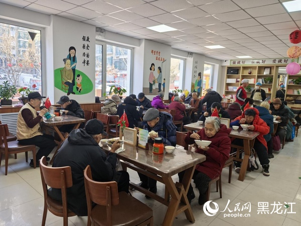 小雨点互助敬老餐厅里,老人们在用餐。人民网记者 邹慧摄
