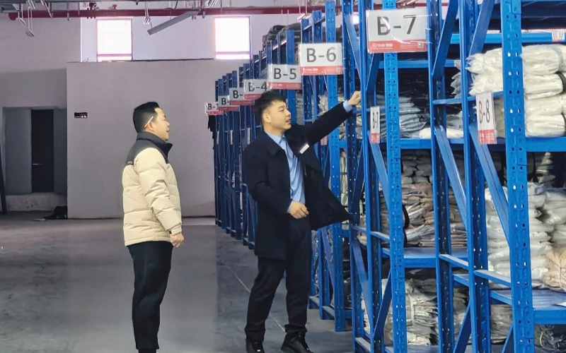 湖北银行天门支行客户经理在天门蕾曼服饰的生产车间了解订单生产详情。