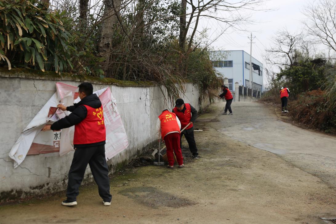 党员志愿者们于山区路段开展道路清扫服务