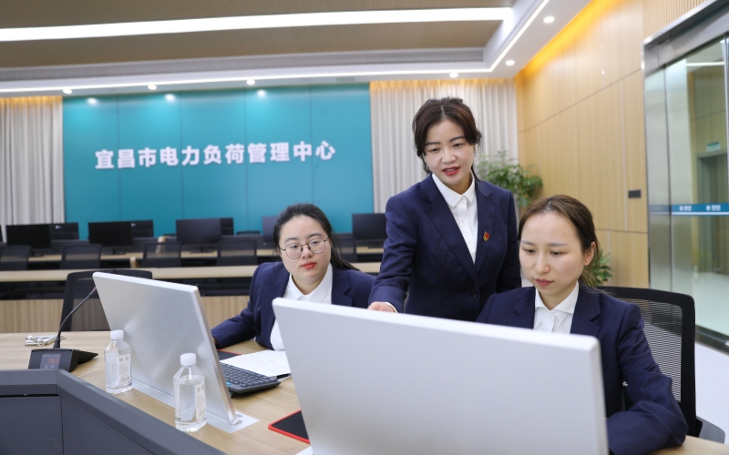 宜昌市电力负荷管理中心红领工作专班人员在开展负荷监测。曾铮摄