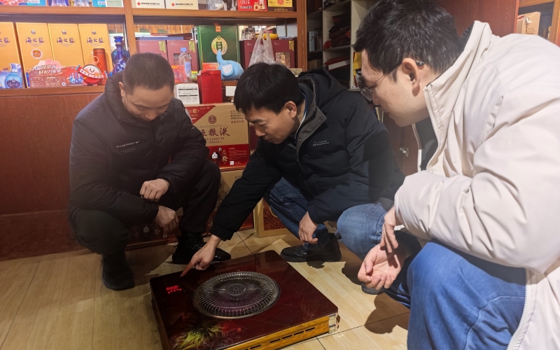 “心先锋”队员到零售户店里排查安全隐患。