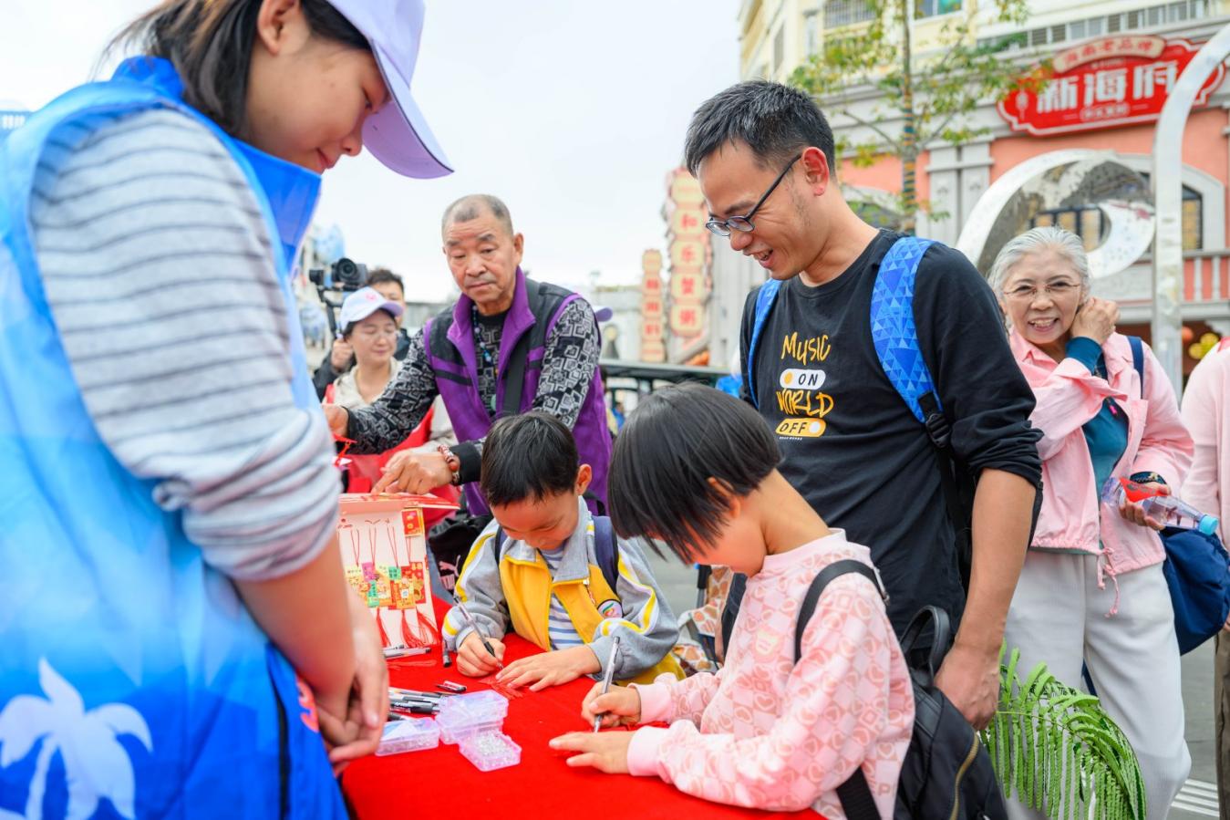 游客签写文明标语