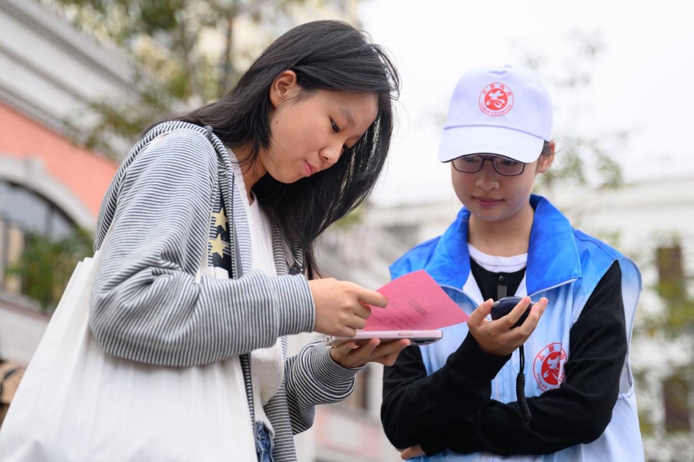 志愿者指导游客开展20秒文明宣言游戏