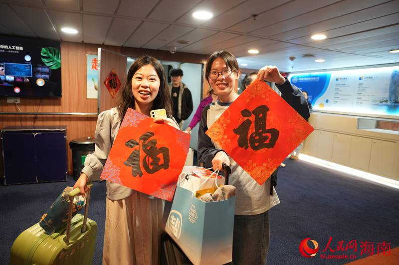 春运暖心，乘客在航程中收到了新春祝”福“。人民网记者 符武平摄 (8)