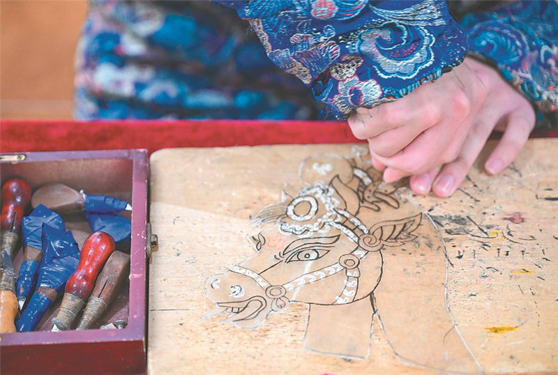 马派皮影戏的影偶皮子厚、色彩艳，做起来十分费功夫。