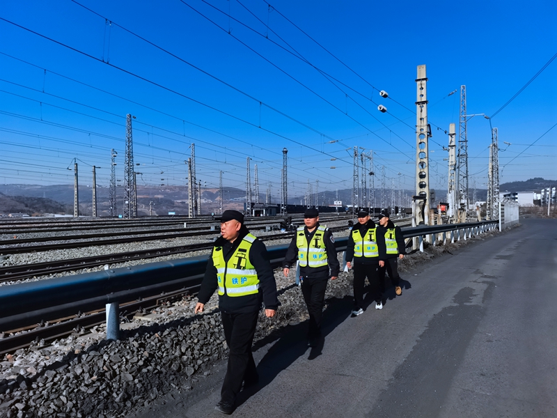 腊月二十七，阳城县铁路护路联防中队在铁路沿线巡查。人民网记者 栗翘楚摄