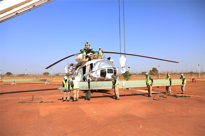 春节期间飞机更换桨叶。黄浩摄