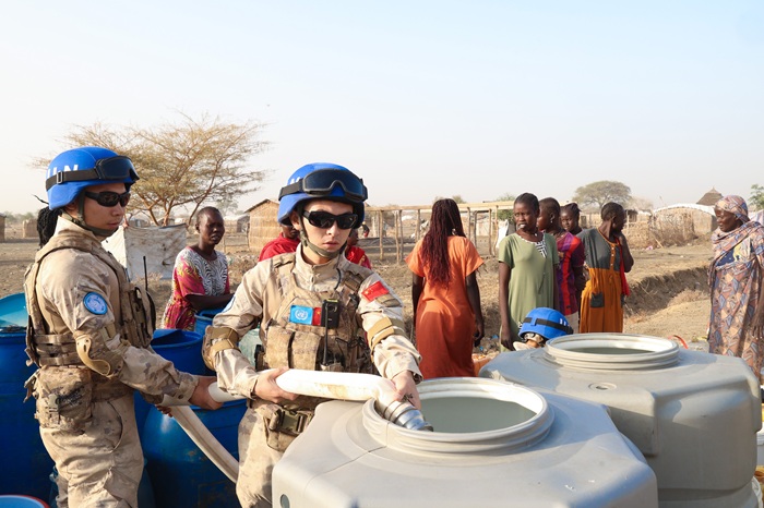中国赴阿卜耶伊维和快反分队为当地社区民众送水慰问。韩瑞田摄