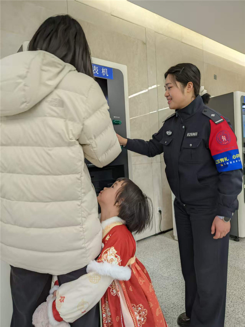 郑予婉为群众指导自助领证。吴正茂摄