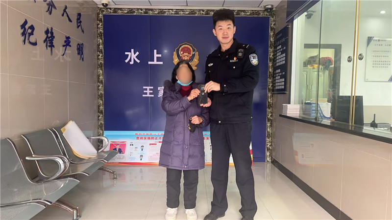 张霄龙为老人送还手机。成顺摄