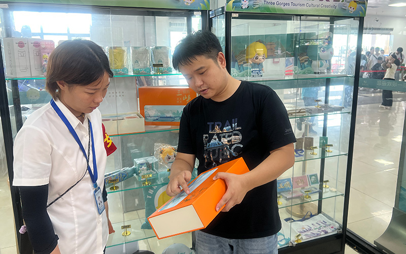 客户经理指导商户推荐销售礼盒。