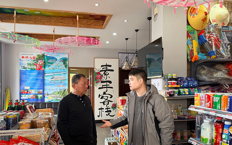 客户经理在民宿内提供经营指导