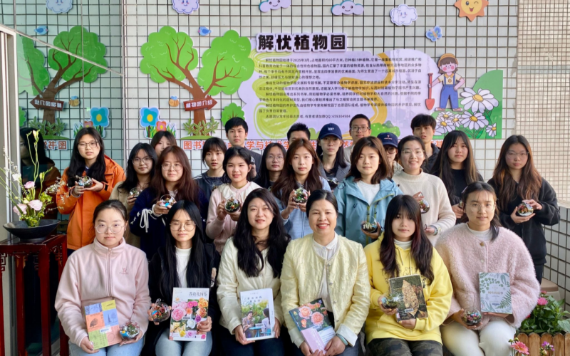 参与活动师生合影。学校供图