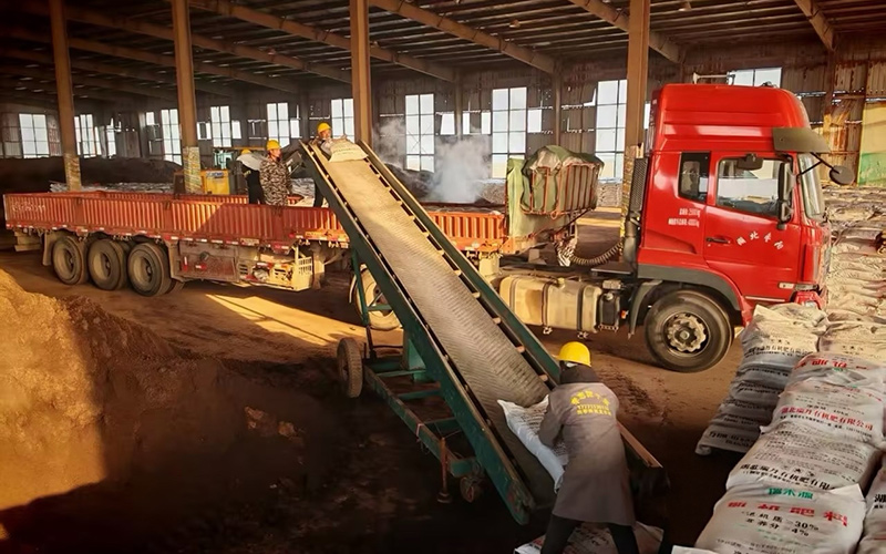 村民在有机肥料厂务工