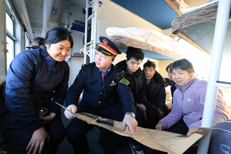 列车长李勇用心为旅客提供服务。徐率摄