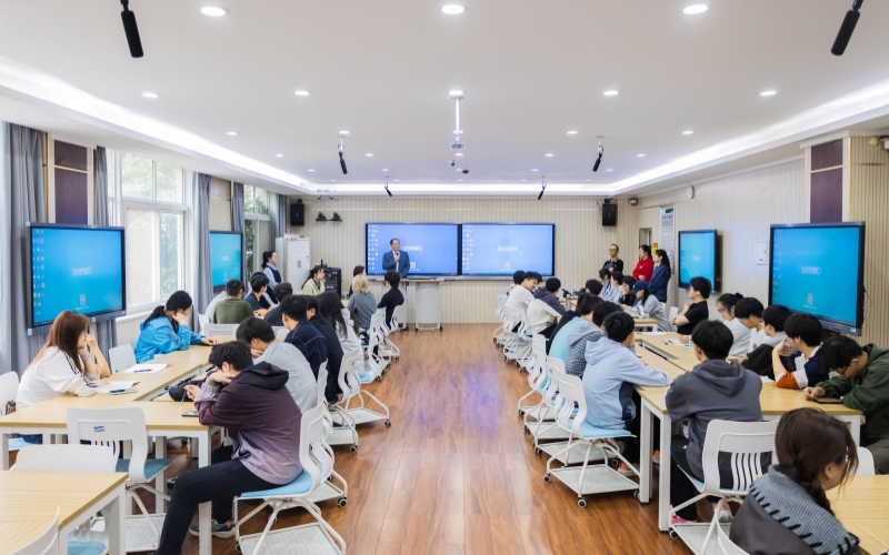 微专业开课。余剑韬摄