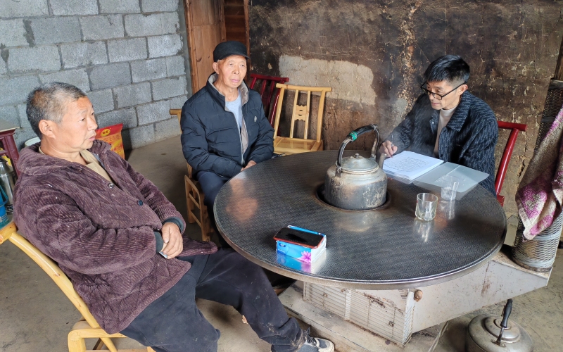 烟草部门技术员到户开展技术指导和政策讲解。