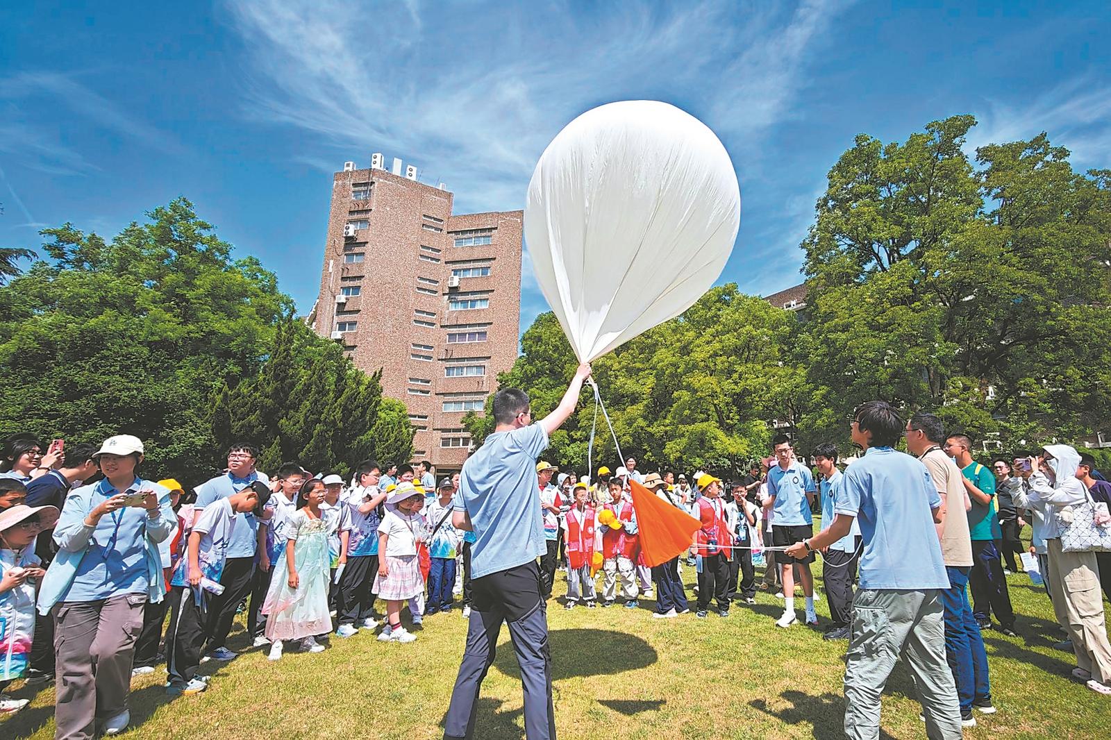 5月16日，中国科大附中学生在老师指导下，放飞搭载着遥感红外相机的氦气球。本报记者 陈婉婉 温沁 摄