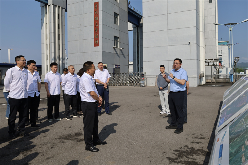 赴长江三峡通航管理局开展践学活动。