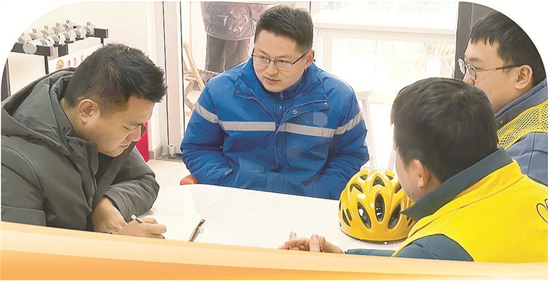 张兵代表（左一）走访快递点，收集意见建议。