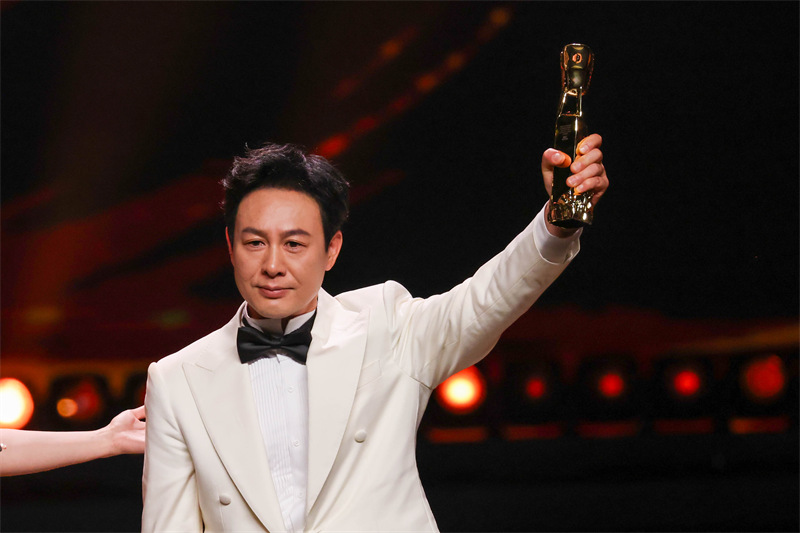 张颂文凭借《纸盒藏迷》获最佳男演员。 人民网记者 王初摄
