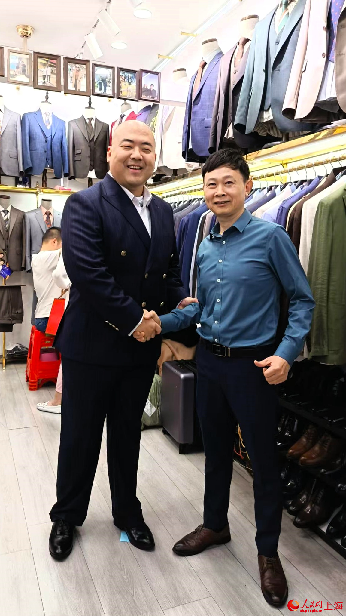 王俊生(左)与Peter Yin店主尹从耿合影。(受访者供图)
